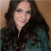 Educatrice professionale impartisce lezioni multidisciplinari per bambini della scuola primaria e secondaria di primo gradi